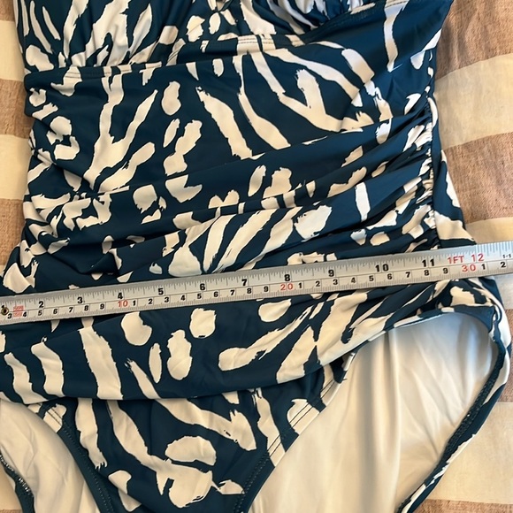 Anne Cole
JUNGLE
FEVER Printed
V-Wire
Ruched One-Piece
Swimsuit
Size 10 - Picture 13 of 15